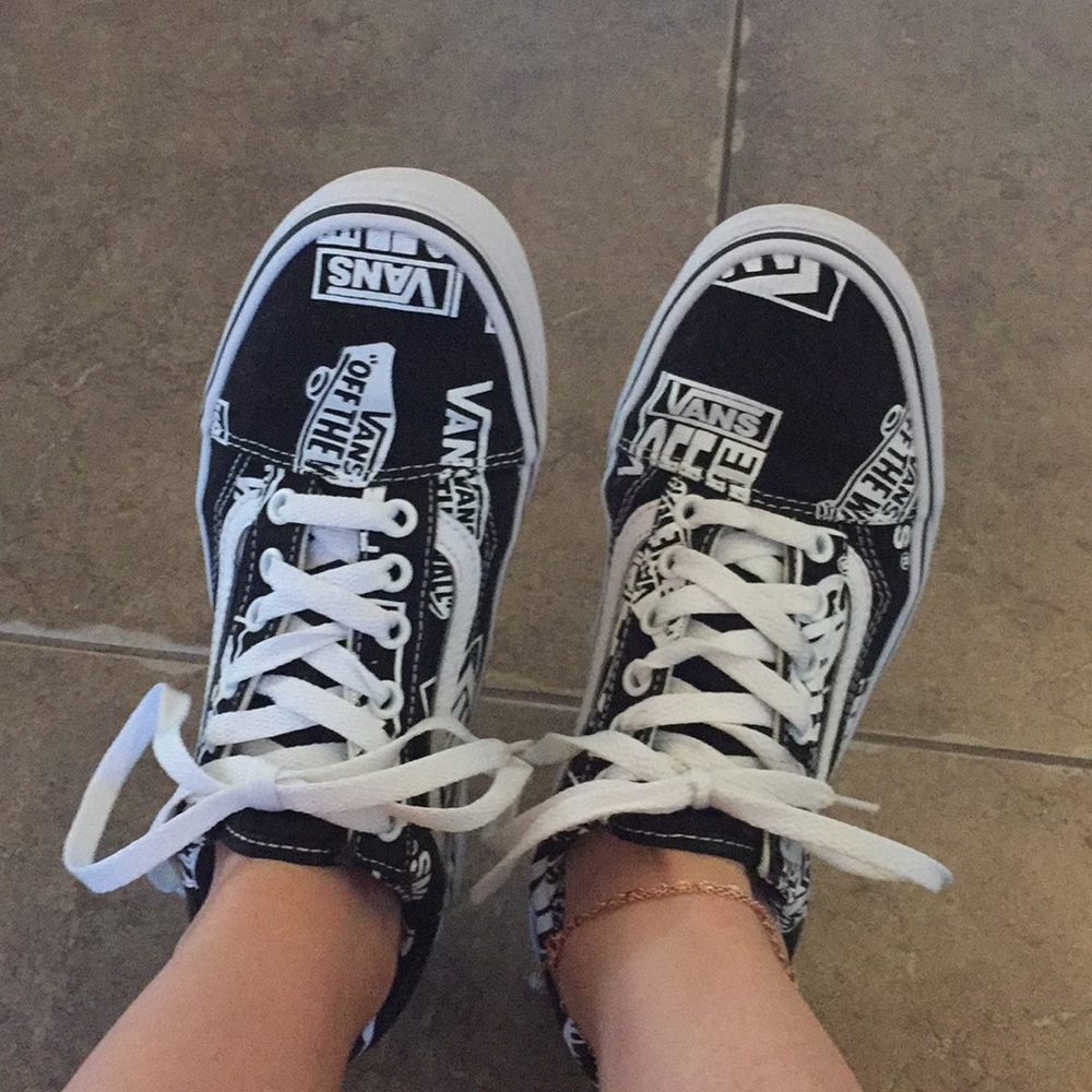 ✨black and white vans— size 7.5